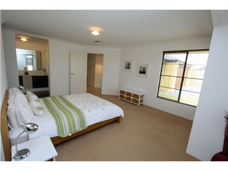 2 Dichondra Pass, Halls Head WA 6210