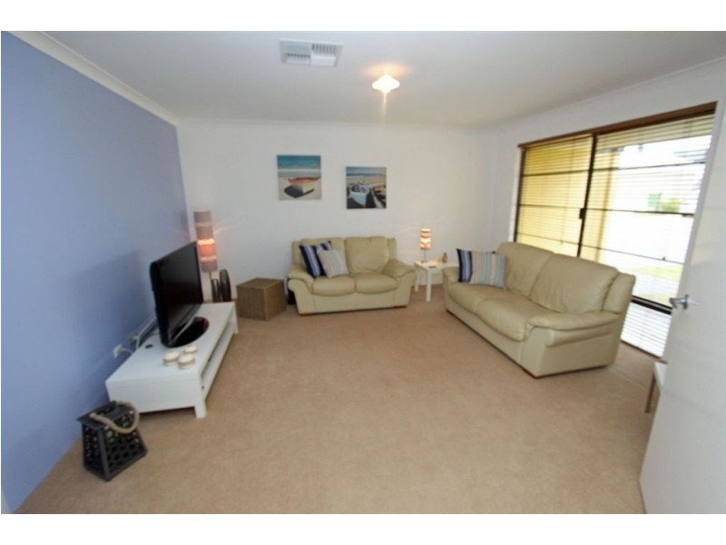 2 Dichondra Pass, Halls Head WA 6210