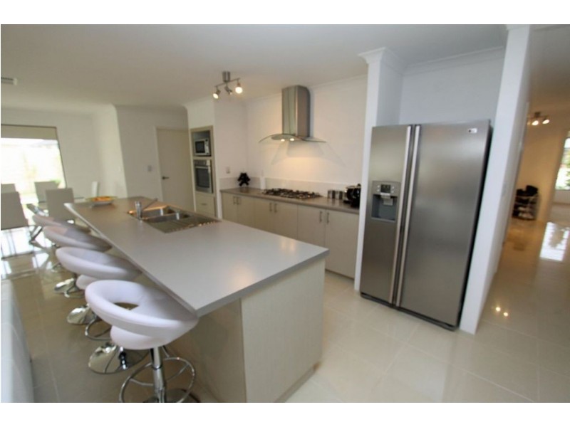 2 Dichondra Pass, Halls Head WA 6210