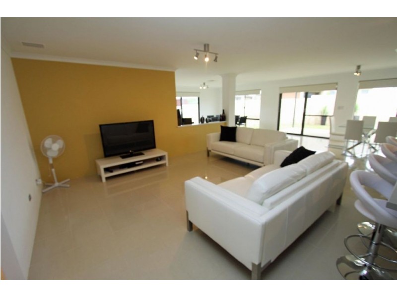 2 Dichondra Pass, Halls Head WA 6210