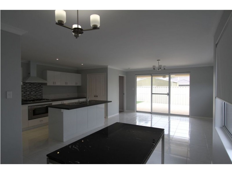 2/35A Karrul Way, Greenfields WA 6210