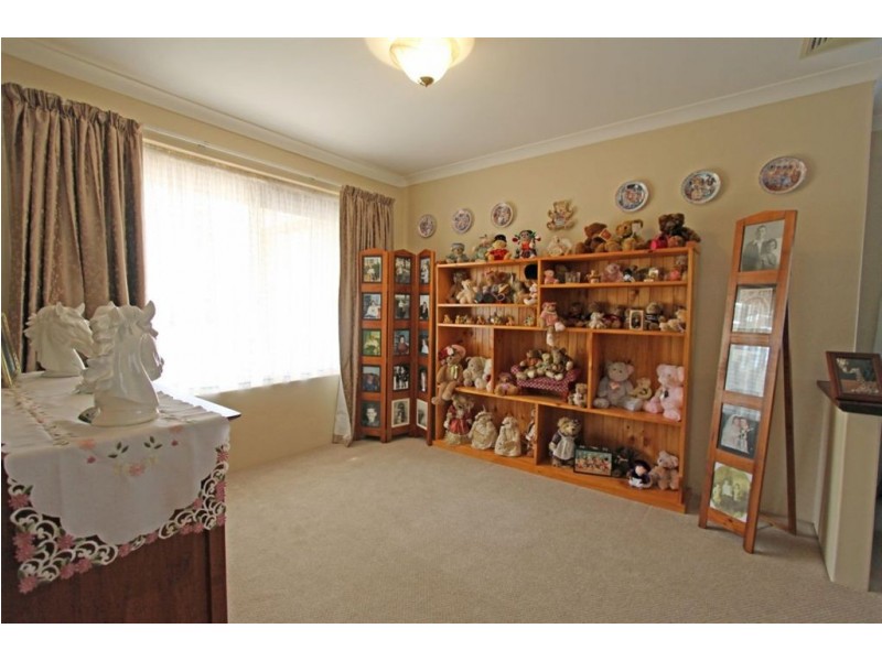 4 Oxford Close, Dudley Park WA 6210