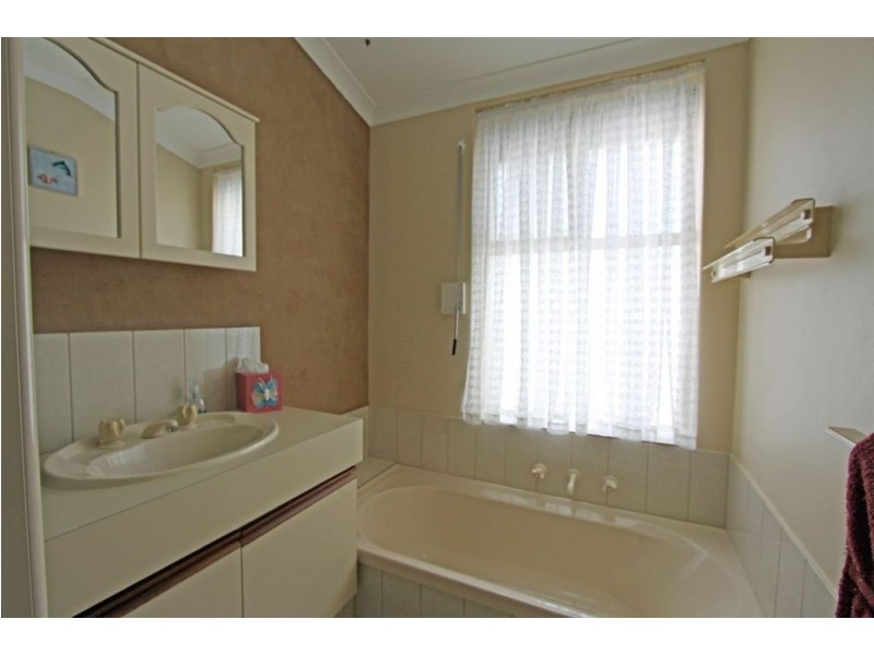 4 Oxford Close, Dudley Park WA 6210