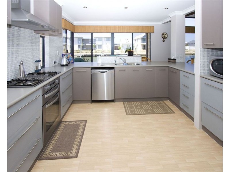 24 Gael Place, Dudley Park WA 6210