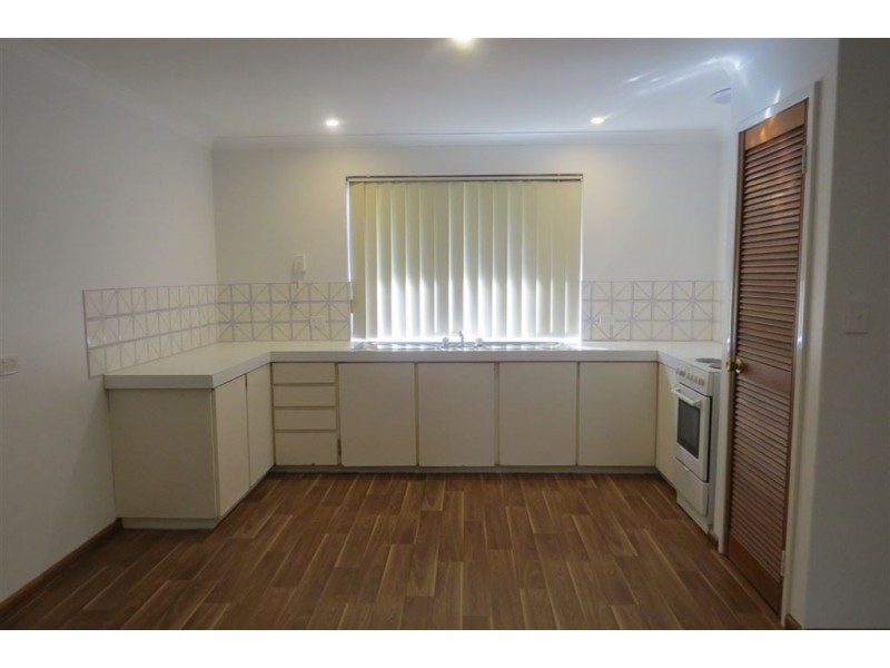 b/2 Sandalwood Pde, Halls Head WA 6210