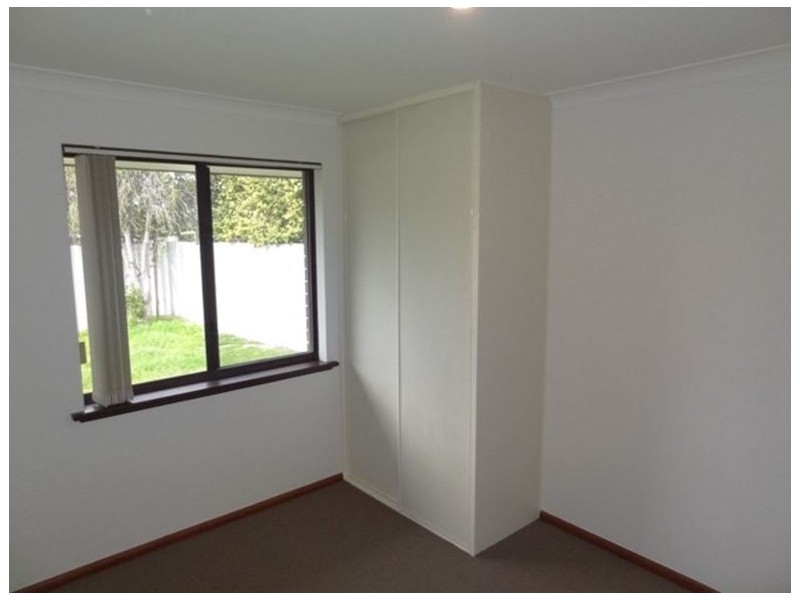 b/2 Sandalwood Pde, Halls Head WA 6210