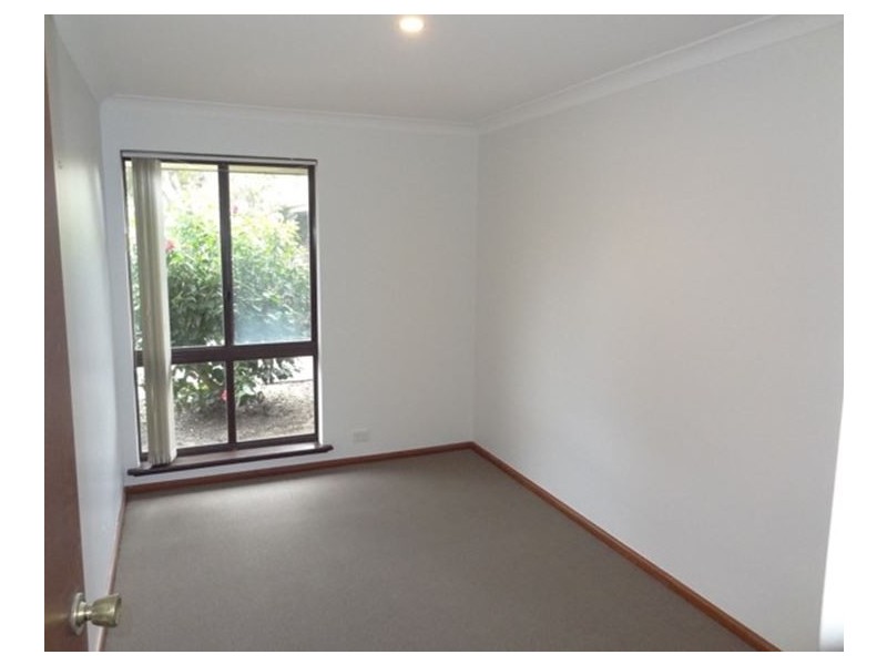 b/2 Sandalwood Pde, Halls Head WA 6210