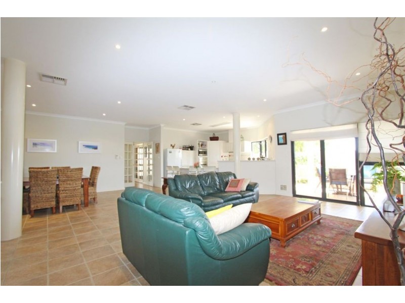 72 Alexis Circle, Wannanup WA 6210