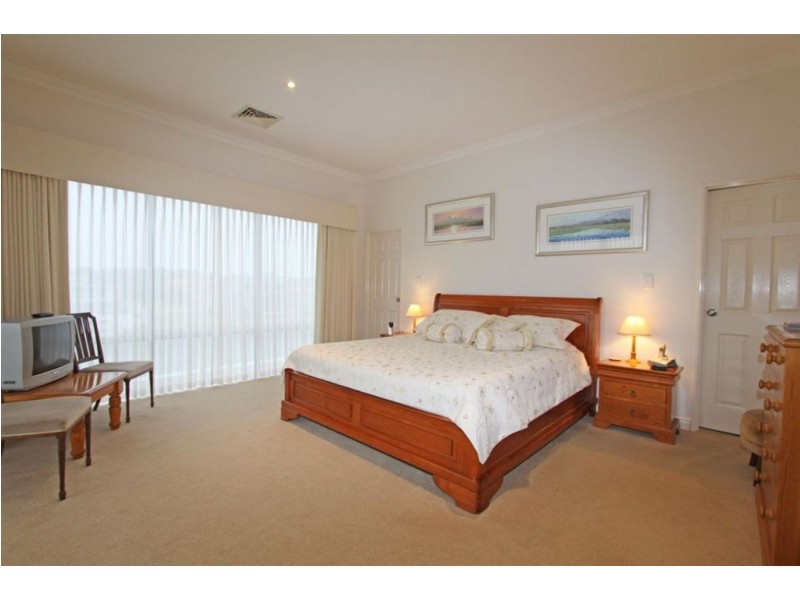13 Picaroon Place, Halls Head WA 6210
