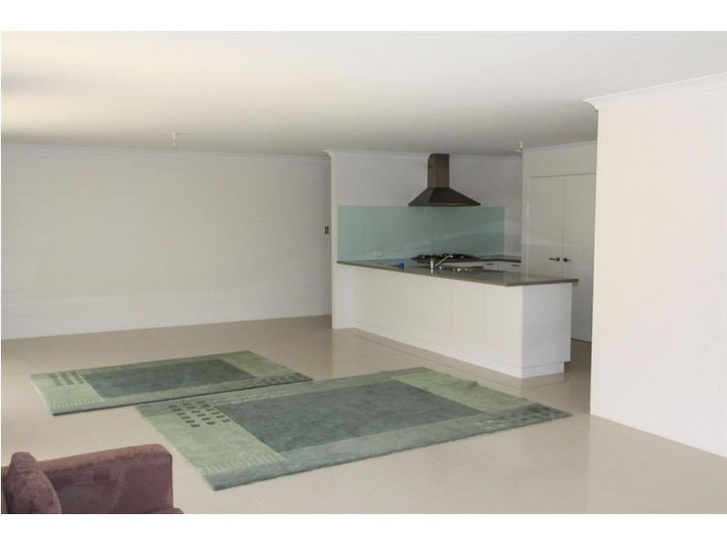 9 Pelora View, Lakelands WA 6180