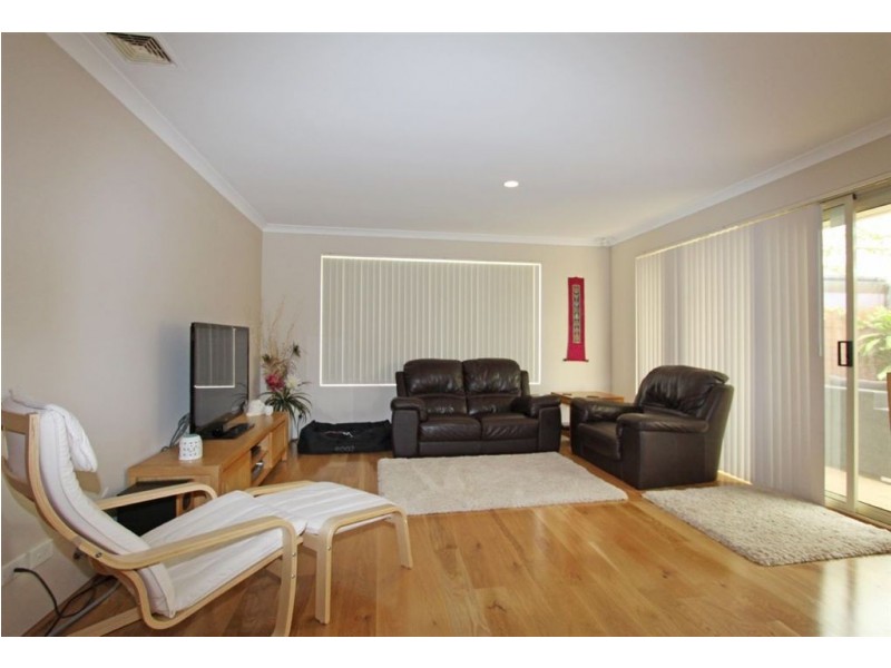 41 Silvertop Avenue, Halls Head WA 6210