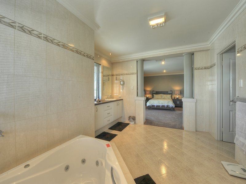 6 Guillardon Terrace, Madora Bay WA 6210