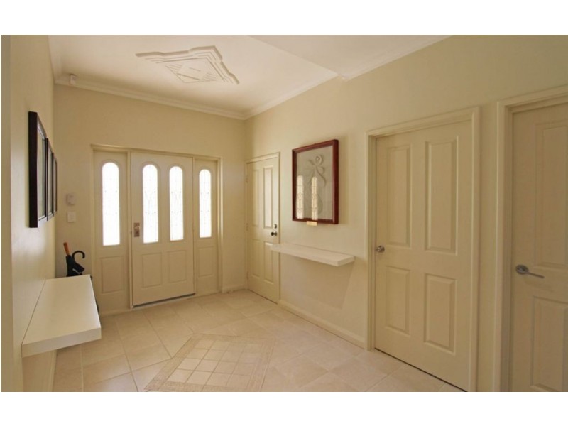 8 Leeuwin Place, Halls Head WA 6210