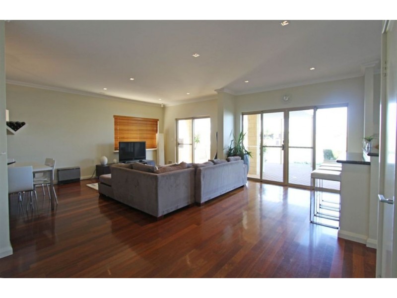 8 Leeuwin Place, Halls Head WA 6210
