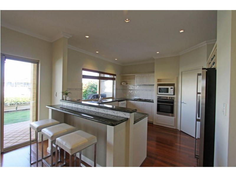 8 Leeuwin Place, Halls Head WA 6210