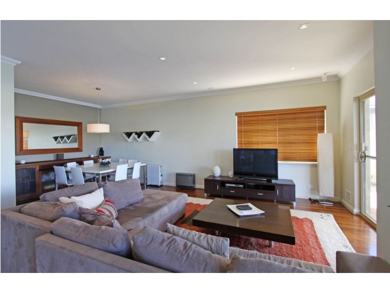 8 Leeuwin Place, Halls Head WA 6210