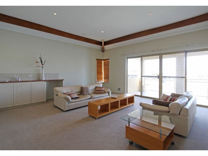 8 Leeuwin Place, Halls Head WA 6210