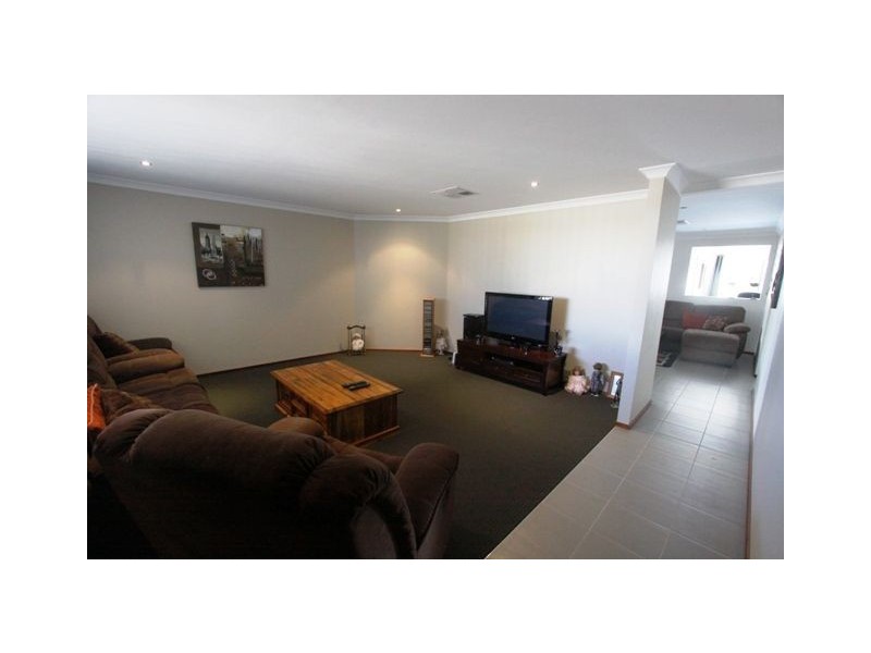 317 Peelwood Pde, Halls Head WA 6210