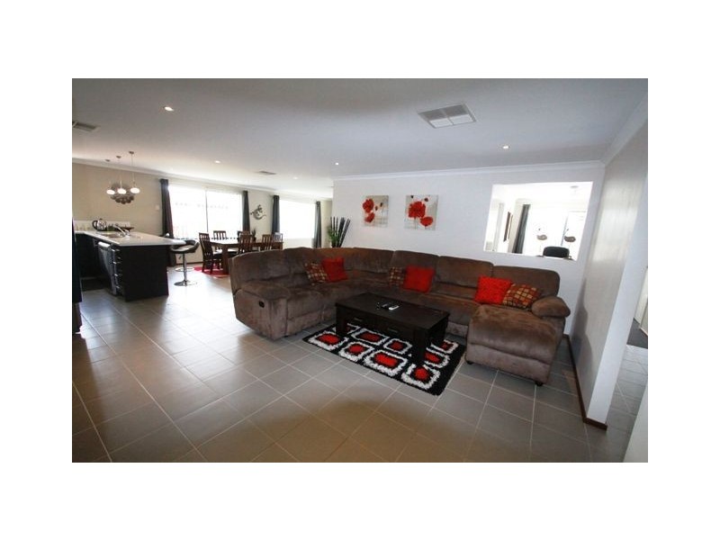 317 Peelwood Pde, Halls Head WA 6210