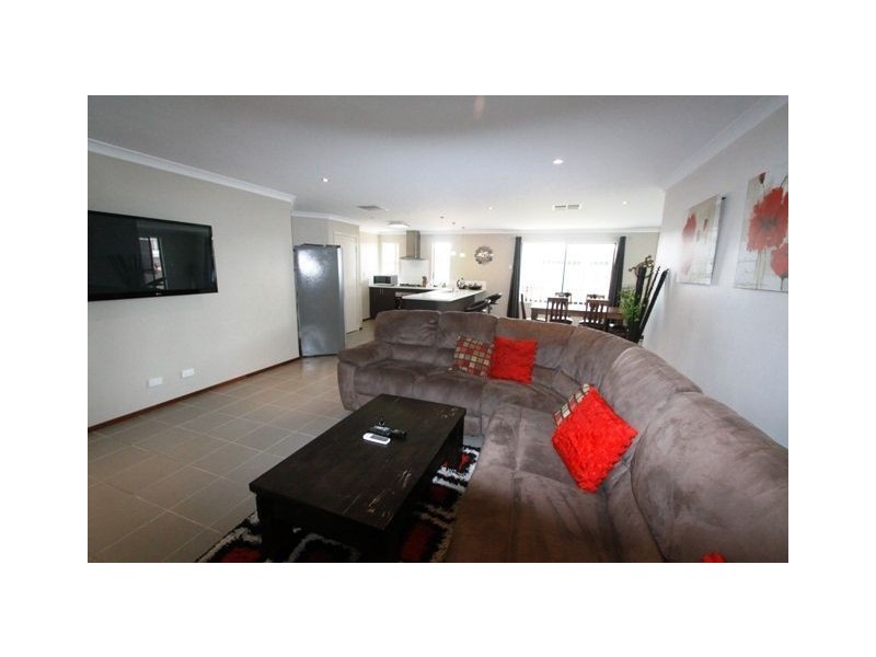 317 Peelwood Pde, Halls Head WA 6210