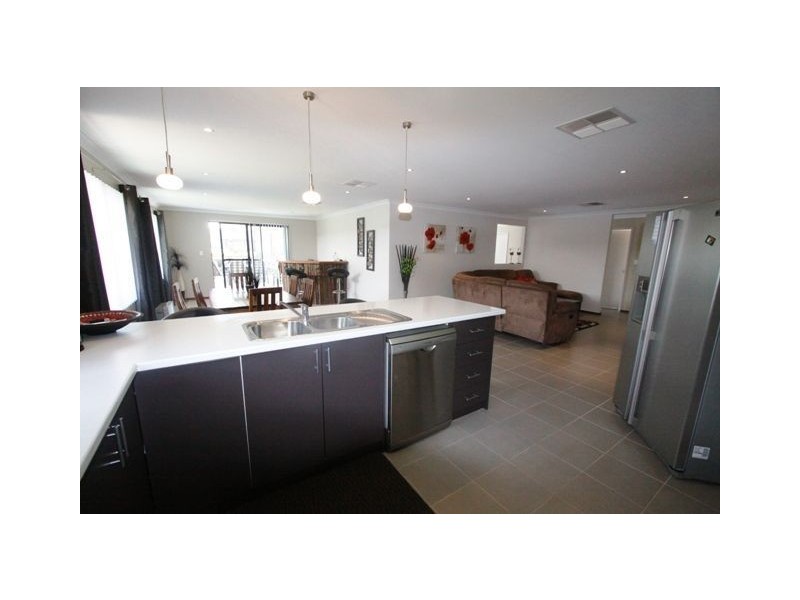 317 Peelwood Pde, Halls Head WA 6210