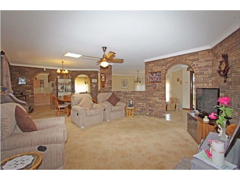 10 Columbia Close, Halls Head WA 6210
