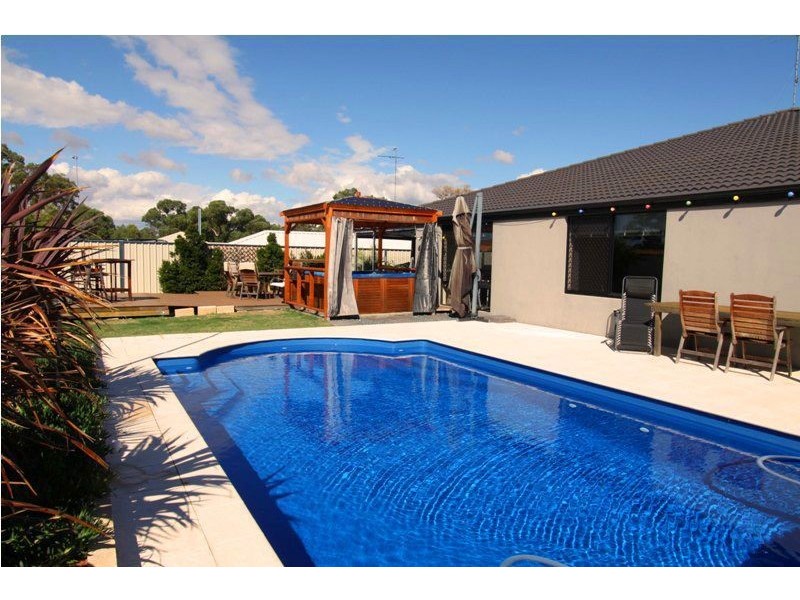 8 Portrush Parade, Meadow Springs WA 6210