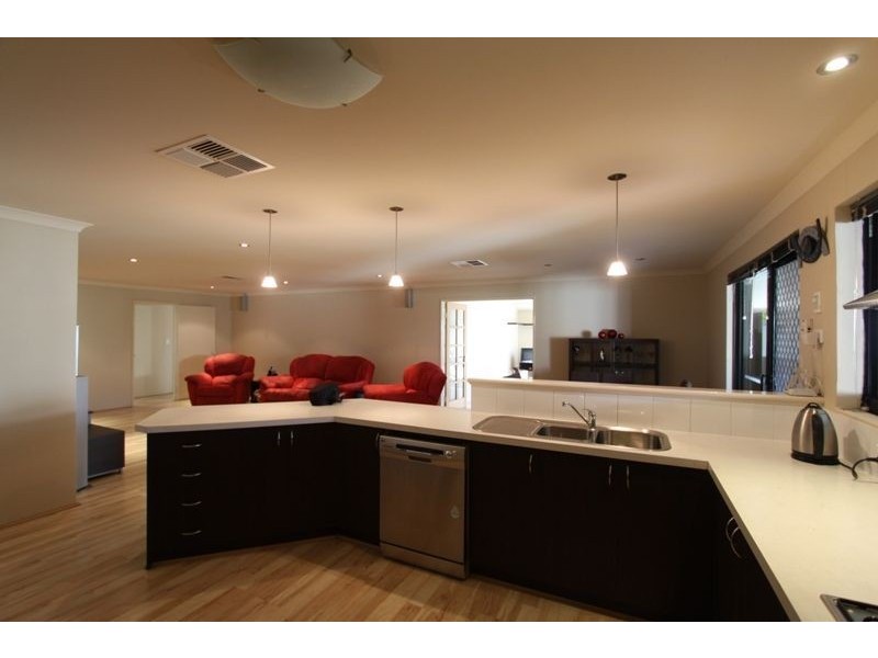 8 Portrush Parade, Meadow Springs WA 6210