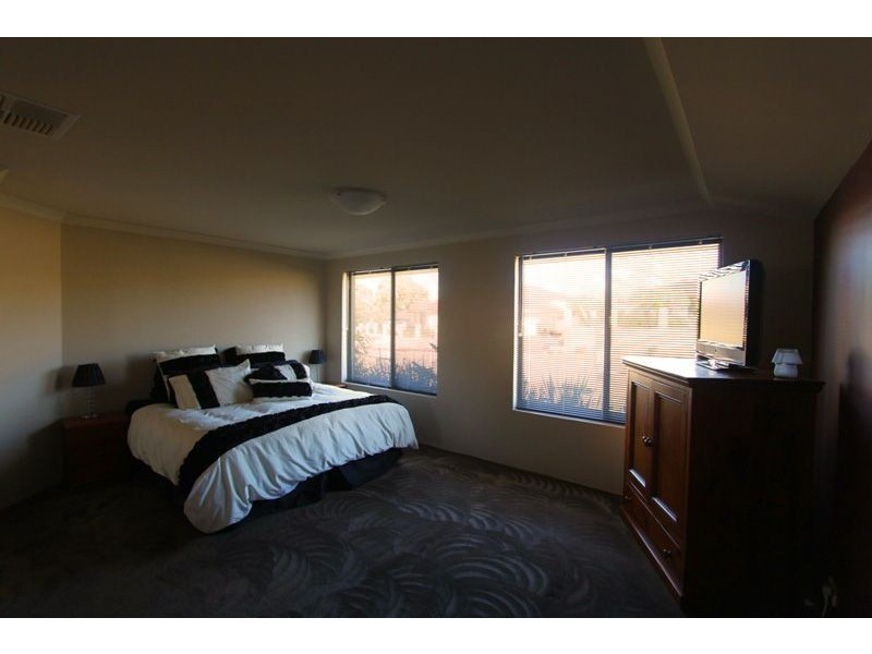 8 Portrush Parade, Meadow Springs WA 6210