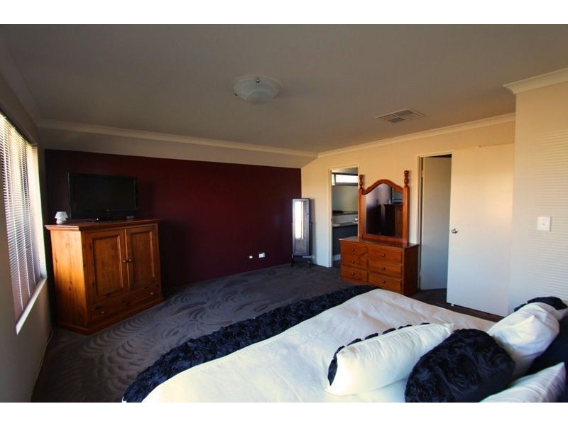 8 Portrush Parade, Meadow Springs WA 6210