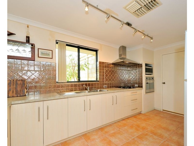 4 Brouwer Trail, Dudley Park WA 6210