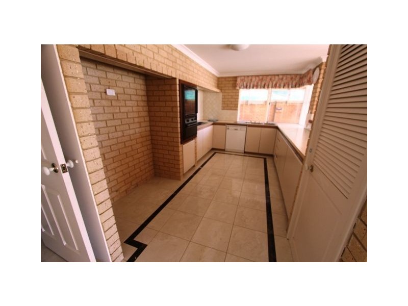 13 Fortescue Court, Dudley Park WA 6210