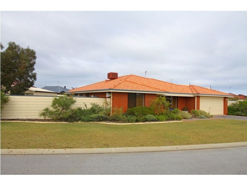13 Whitegum Pass, Halls Head WA 6210