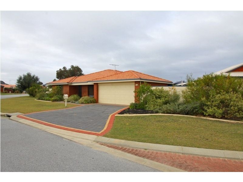 13 Whitegum Pass, Halls Head WA 6210