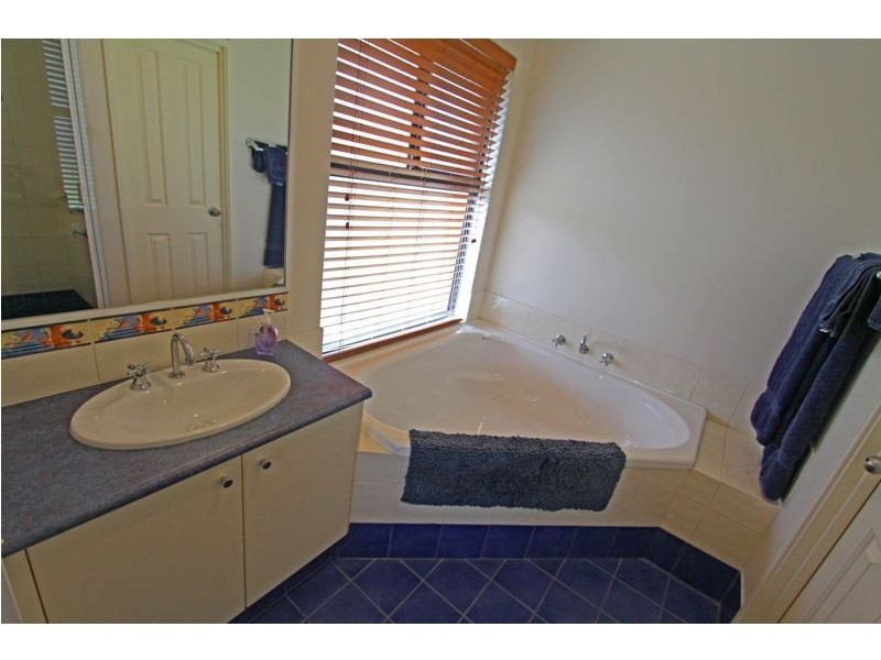13 Whitegum Pass, Halls Head WA 6210