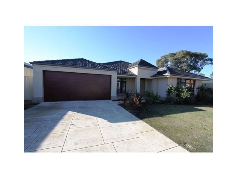 8 Myalla Pass, Lakelands WA 6180