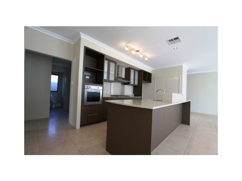 8 Myalla Pass, Lakelands WA 6180