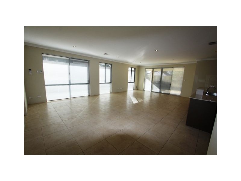 8 Myalla Pass, Lakelands WA 6180