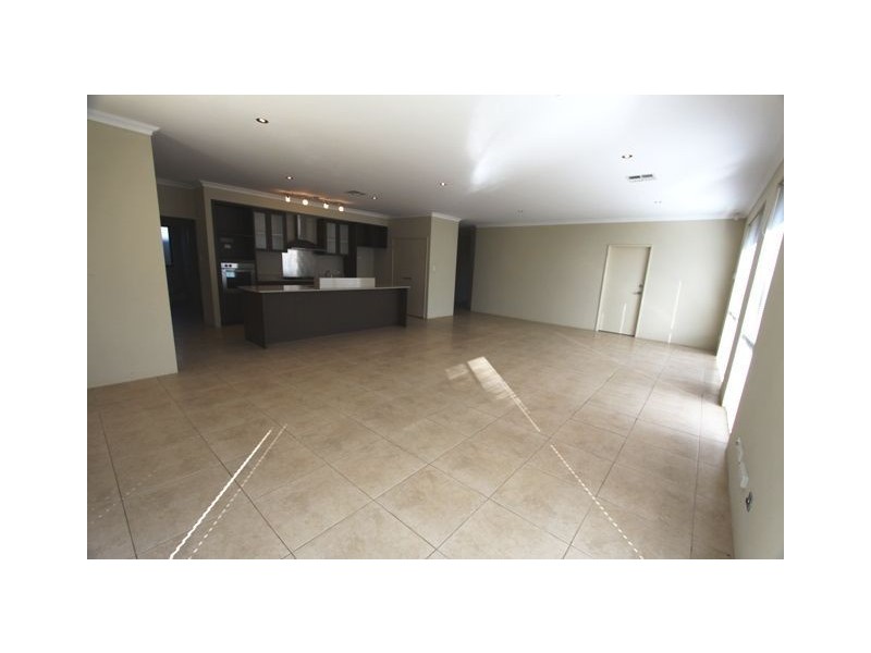 8 Myalla Pass, Lakelands WA 6180