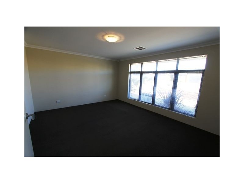 8 Myalla Pass, Lakelands WA 6180