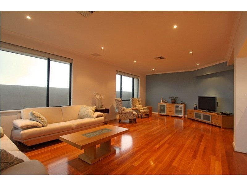 8 Seaview Place, Wannanup WA 6210