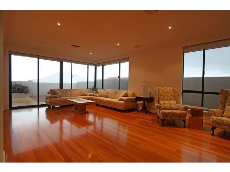 8 Seaview Place, Wannanup WA 6210