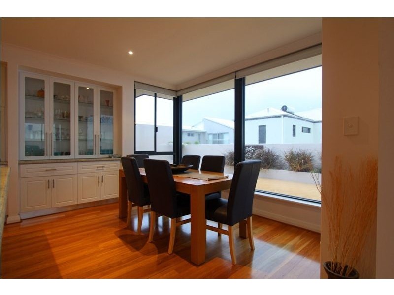 8 Seaview Place, Wannanup WA 6210