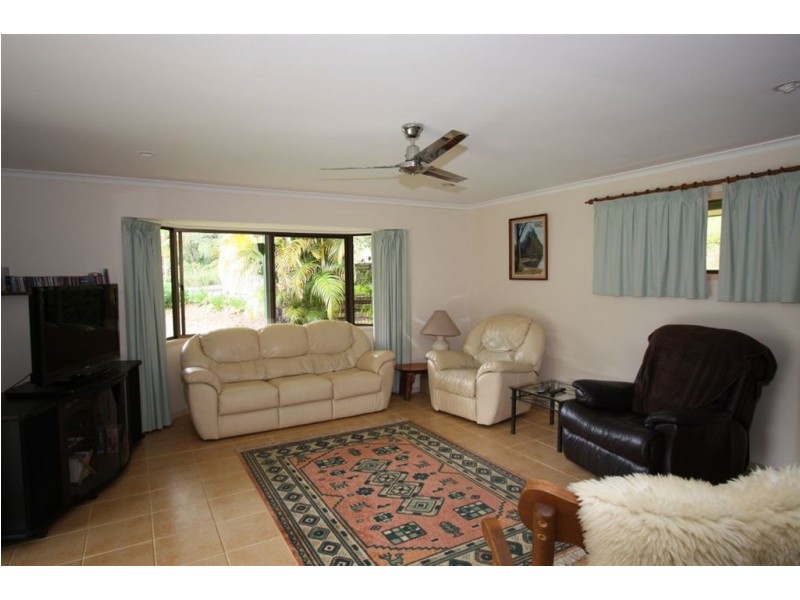 34 Meadow Place, Uki NSW 2484