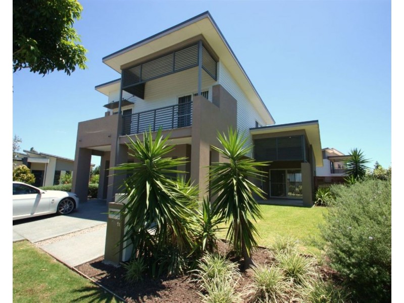 11 Galley Rd, Hope Island QLD 4212