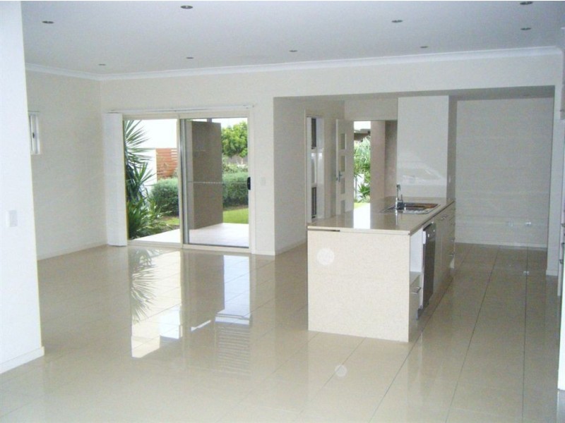 11 Galley Rd, Hope Island QLD 4212