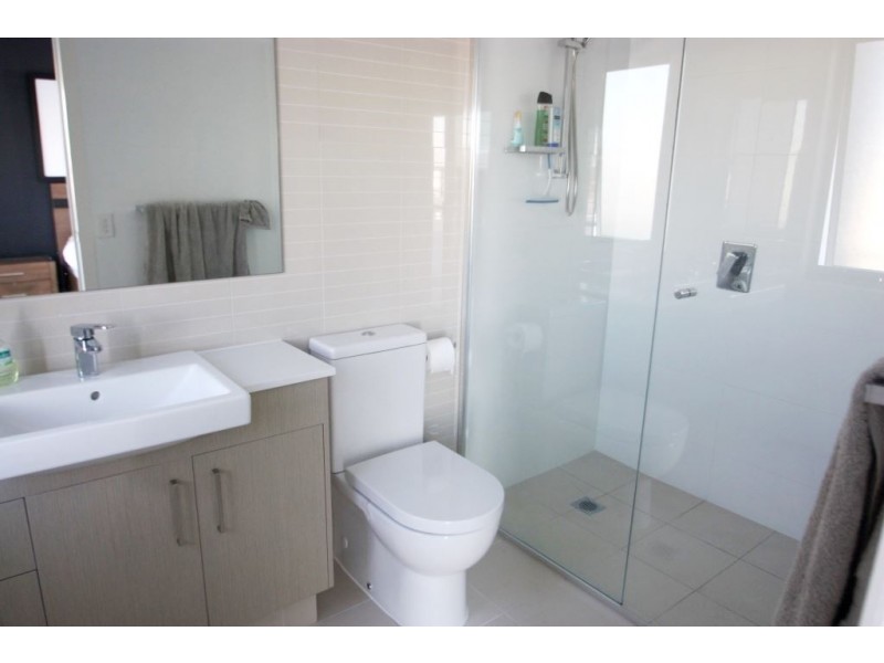 16/1 Mervyn Thomas Drive, Hope Island QLD 4212