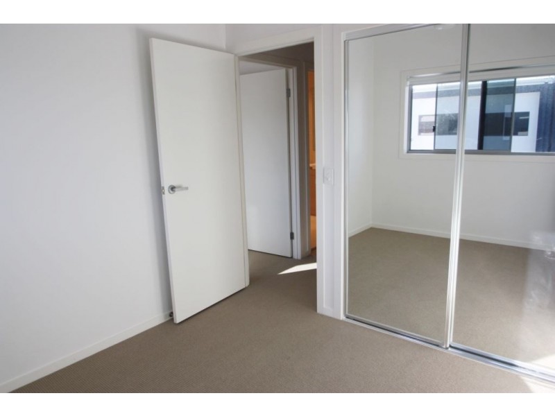 16/1 Mervyn Thomas Drive, Hope Island QLD 4212