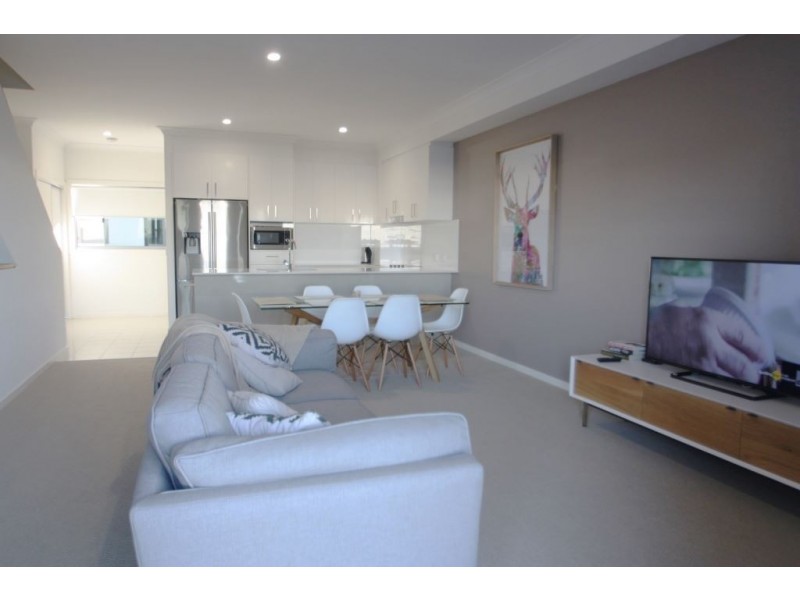 16/1 Mervyn Thomas Drive, Hope Island QLD 4212