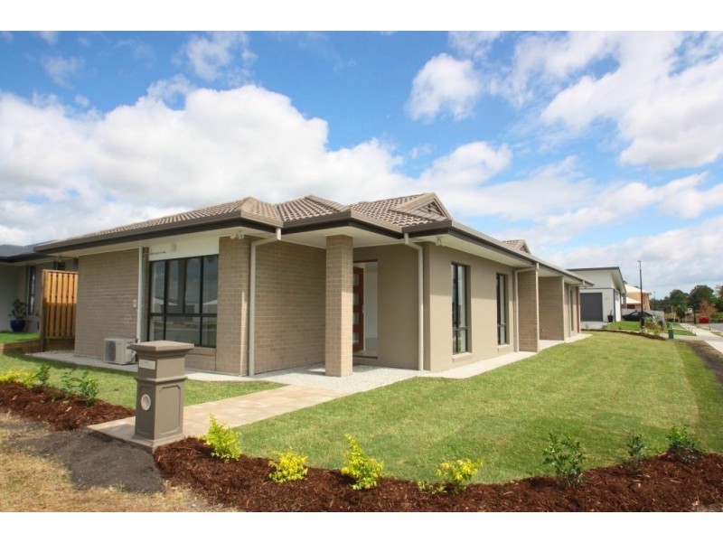 44 Grant Av, Hope Island QLD 4212